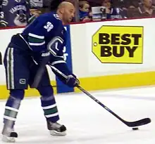 Photographie de Demitra avec le maillot bleu des Canucks de Vancouver