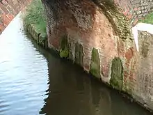 Arche d'un pont sur le canal Bridgwater et Taunton dans lequel ont été creusés des emplacements destinés à recevoir des charges explosives