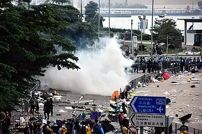 La police employa du gaz lacrymogène envers les manifestants vers 15 h 50.