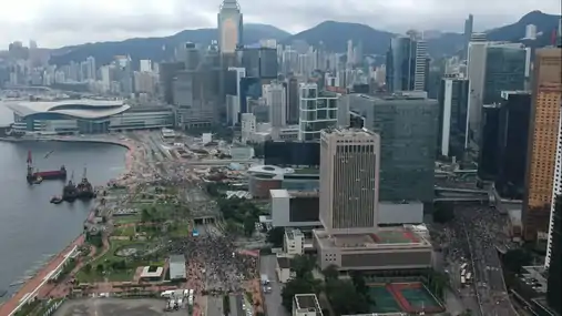 L'occupation des rues autour du conseil législatif à Admiralty vers midi.