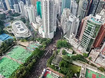 À cause de la participation importante, la ligne de manifestants s'étend sur le chemin du Roi.