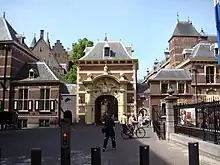 Ancienne fortification, cette porte permettant aujourd'hui d'accéder au Binnenhof.