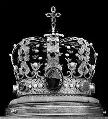 Photographie en noir et blanc de la couronne de Norvège.