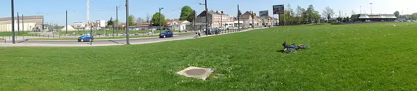 La ligne T1 du tramway de Valenciennes passe à côté du carreau de fosse.