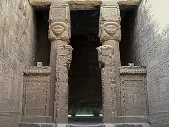 Chapiteaux hathoriques. Temple d'Hathor (Dendérah). Ptolémée XII, v. 50 AEC. Royaume lagide