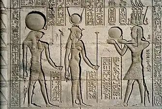 Trajan en costume de pharaon devant Horus et Hathor.