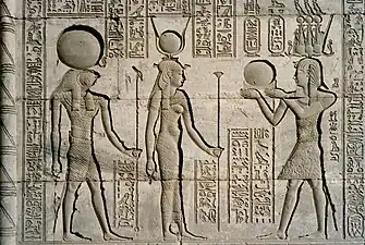 Hathor (au centre) sur un bas-relief du temple de Dendérah.