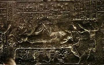 Chapelles du toit (plafond, bas-relief) : Isis, sous la forme d'un oiseau, se pose sur le sexe d'Osiris pour le ressusciter.