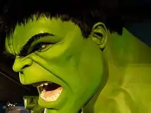 photographie d'une statue de cire représentant en très gros plan le visage de Hulk en colère.