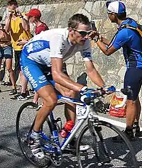 Denis Menchov porteur du maillot blanc pendant l'ascension de L'Alpe d'Huez, lors du Tour de France 2003.