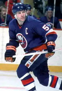 Denis Potvin, capitaine des Islanders, mène son équipe à la victoire en 1980, 1981, 1982 et 1983.
