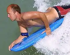 Freeball sagging d′un surfeur.