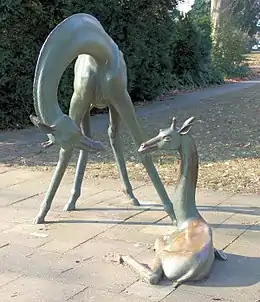 Deux girafes, sculpture de Hans-Detlev Hennig (1979).