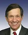 Dennis Kucinich, représentant de l'Ohio. Il se retire de la course aux primaires le 25 janvier 2008.