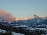 La Dent d'Oche, au sud-est de Saint-Paul, domine le paysage.