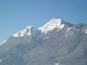 La dent de Cons et la pointe de la Sellive (sous le sommet) en hiver, vues depuis le hameau du Mont-Dessus à Ugine.