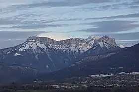 Vue de la face occidentale des Grandes Lanches depuis Argonay avec à leur droite la Tournette et les dents de Lanfon.