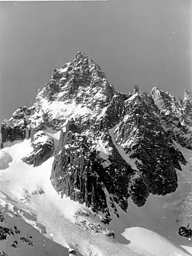 La dent du Requin vue du glacier du Tacul à l'est.