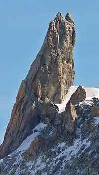 La dent du Géant, avec la pointe Sella à gauche, et le point culminant, la pointe Graham à droite.