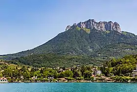 Les dents de Lanfon vues depuis le lac d'Annecy à l'ouest.