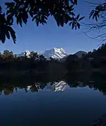Le Mont Chaukhamba se reflétant sur les eaux du lac Deoria.