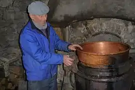 Atelier de distillation (Pierre Carteret)