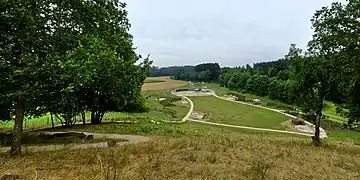 Photographie en couleurs d'un parc et de terrains de fouilles aménagés.