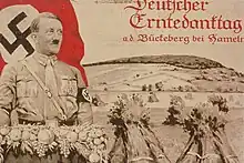 Dessin d'un paysage agricole serein sur lequel se détache, à gauche, Adolf Hitler en pied, devant un drapeau rouge à croix gammée.
