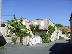 Maison ancienne dans le centre du bourg.