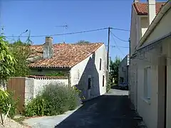 Ruelle bordée de maisons charentaises.