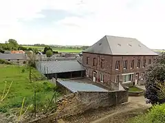 L'école et le village, vus du cimetière.