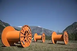 Derniers tourets posés de la ligne électrique, à Saint Julien Montdenis