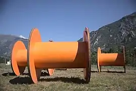 Derniers tourets posés de la ligne électrique, à Saint Julien Montdenis