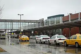 Vue du terminal de l'aéroport.