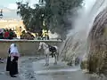 Touristes locaux en contrebas de la cascade