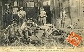 Préparation d'un cheval de trait pour sa descente dans une mine à Saint-Étienne, seconde phase