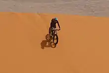 Descente de dune de sable en Fatbike lors du Raid TransMauritania