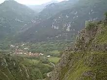 Paysage d’une vallée profonde et verdoyante