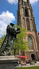 La statue devant l'église Saint-Laurent.