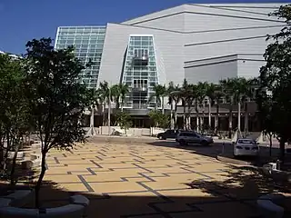 … devant la Ziff Ballet Opera House