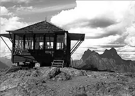 Tour de garde (Desolation Peak Lookout) au sommet de la montagne