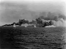 Navires d'escorte du Taffy 3 fumant sous le feu de l'ennemi, 25 octobre 1944