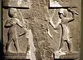 Stèle de Dadusha d'Eshnunna, début du XVIIIe siècle av. J.-C., détail : soldats attaquant des ennemis. Musée national d'Irak.