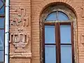 Lettres hébraïques en brique sur la façade, Quba
