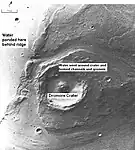 Érosion a priori d'origine hydrologique autour du cratère Dromore, par 19,9° N et 310,3° E.