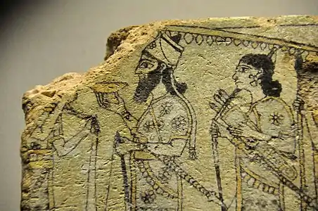 Détail d'un fragment de brique à glaçure peinte représentant le roi Assurnasirpal II et des gardes et servants. Kalkhu, British Museum.