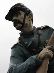 Photographie d'une partie du monument aux morts, représentant une tête de soldat