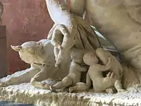 Romulus et Rémus au pied de la statue.