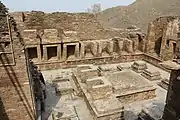 Petite cour des stupas votifs entourés de chapelles à sculptures (aujourd'hui vides).