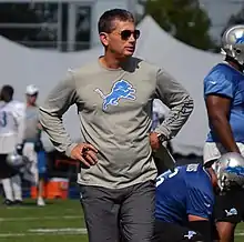 Description de l'image Detroit Lions head coach Jim Schwartz at the 2012 Detroit Lions training camp.jpg.